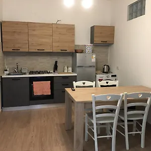 La Casa Nell'antico Cortile Aeroporto di Catania Fontana Rossa